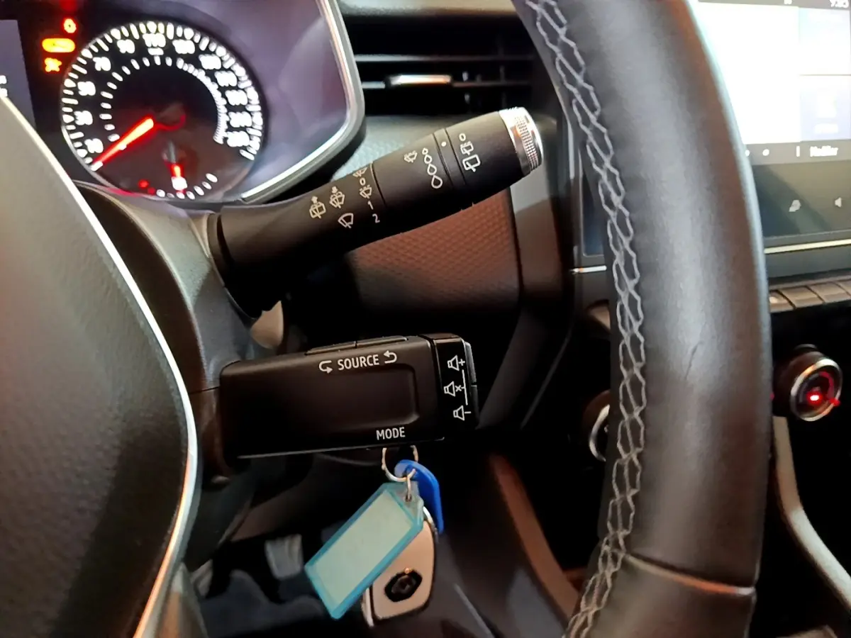 Gros plan sur le volant noir et le tableau de bord éclairé de la Renault Clio Business Blue dCi 85 de 2020.