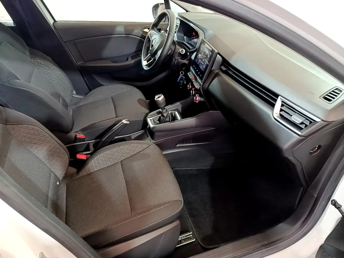 Intérieur de Renault Clio Business Blue dCi 85 2020, vue côté conducteur, sièges noirs et tableau de bord avec écran tactile.