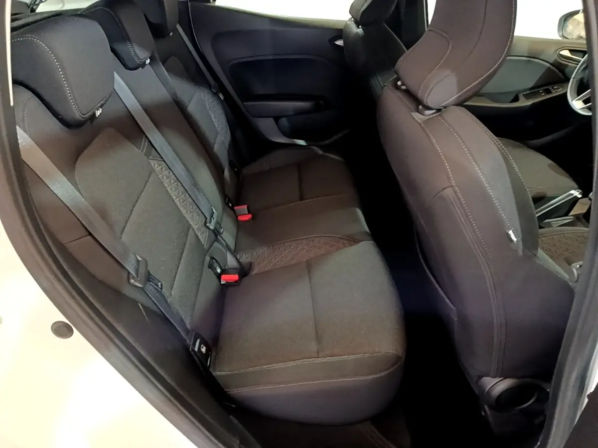 Vue intérieure côté gauche montrant la banquette arrière noire de la Renault Clio Business Blue dCi 85 blanche 2020.