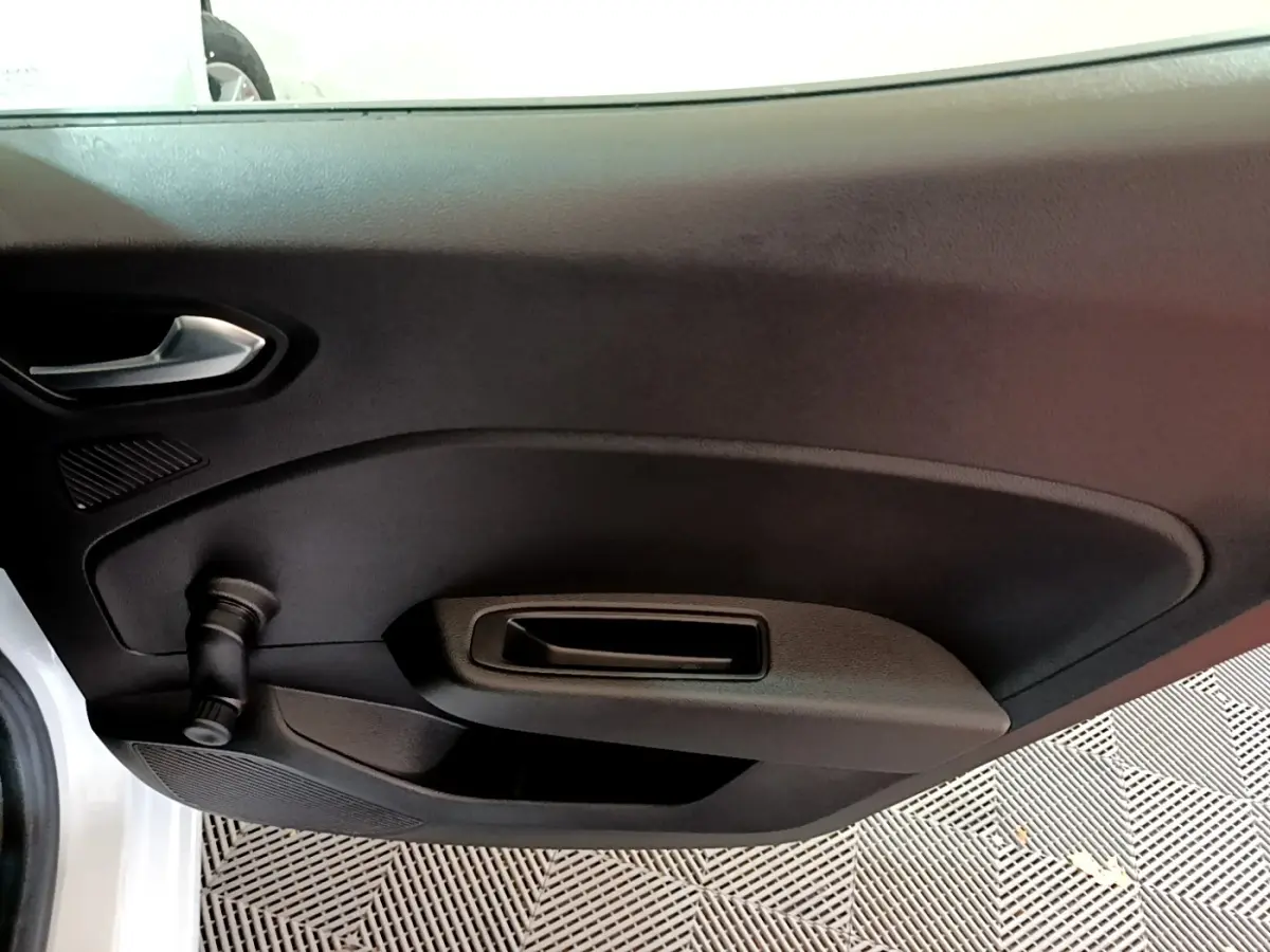 Intérieur de la porte côté gauche de la Renault Clio Business Blue dCi 85 blanche, avec manivelle de vitre manuelle.