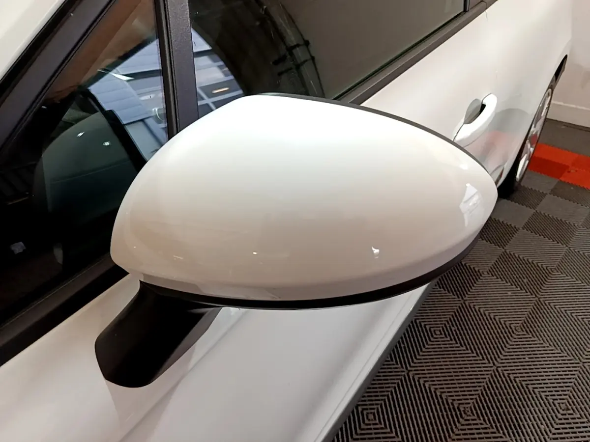 Rétroviseur côté gauche blanc de la Renault Clio Business Blue dCi 85 2020, vue rapprochée sur fond intérieur.