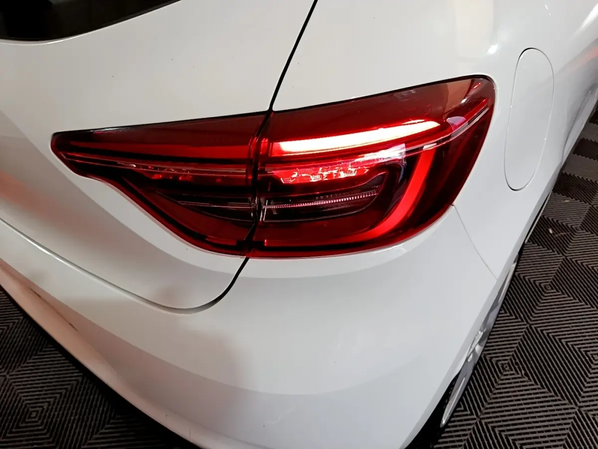 Gros plan sur le feu arrière droit rouge d'une Renault Clio Business Blue dCi 85 blanche de 2020.