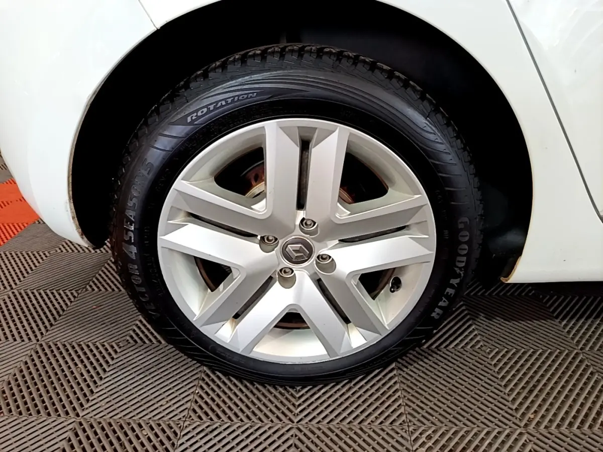 Gros plan sur la roue arrière droite blanche d'une Renault Clio Business Blue dCi 85 avec jante alliage et pneu Goodyear.