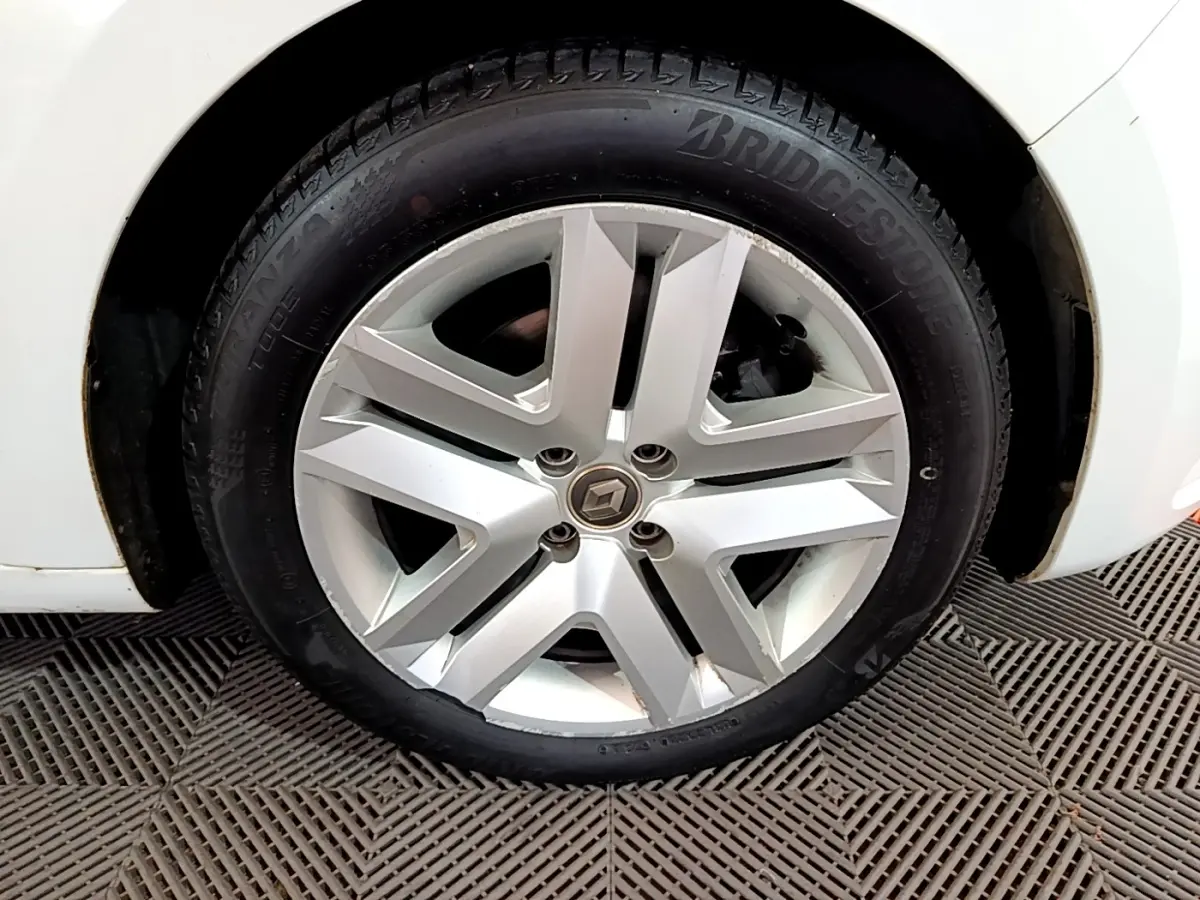 Gros plan sur la roue avant droite blanche d'une Renault Clio 2020 avec jante alliage et pneu Bridgestone.