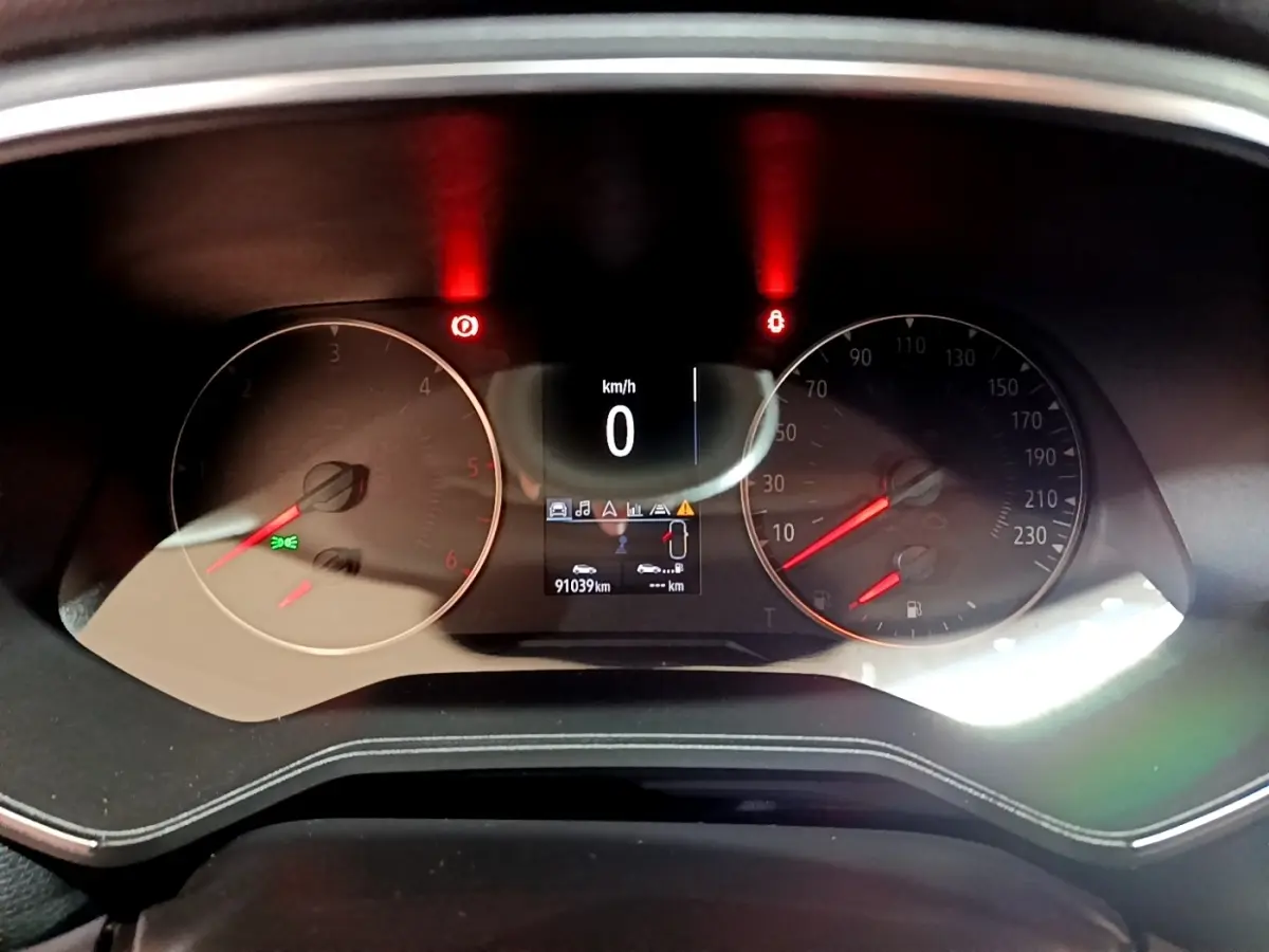 Tableau de bord de Renault Clio Business Blue dCi 85 2020 montrant le compteur digital et les voyants allumés.