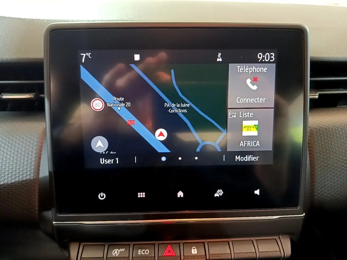Écran tactile central affichant la navigation 3D dans une Renault Clio Business Blue dCi 85 de 2020.