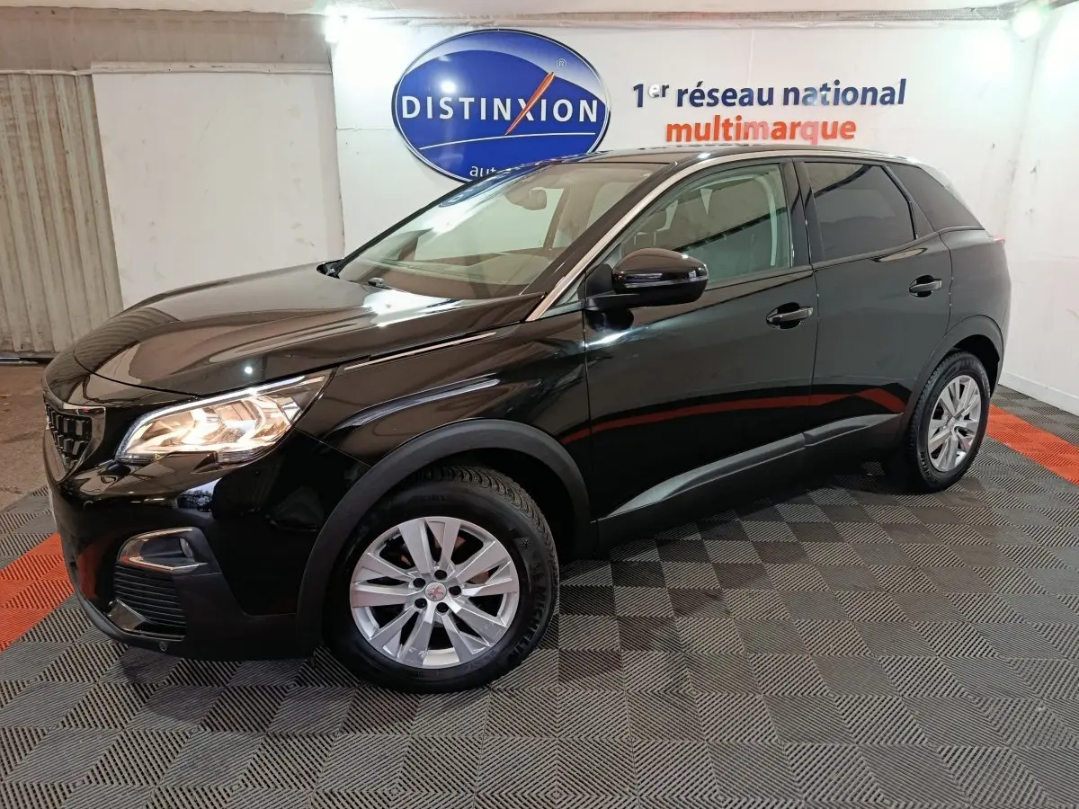 Peugeot 3008 Diesel noir en 3/4 avant droit, avec jantes alliage et rétroviseurs noirs dans un showroom.