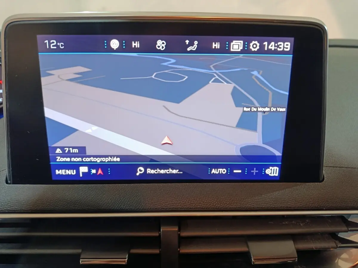 Écran tactile central du système de navigation du Peugeot 3008 2020 affichant une carte en mode 3D.