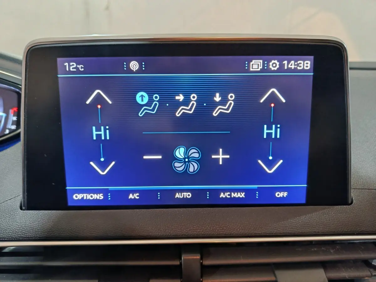 Écran tactile central du tableau de bord du Peugeot 3008 2020 affichant les réglages de climatisation en bleu.