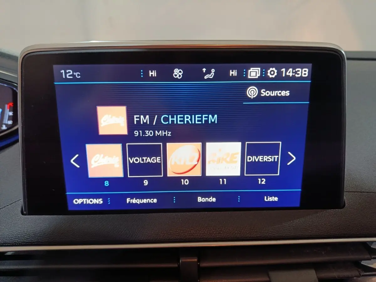 Écran tactile central du tableau de bord du Peugeot 3008 2020 affichant la radio FM Cheriefm à 91,3 MHz.