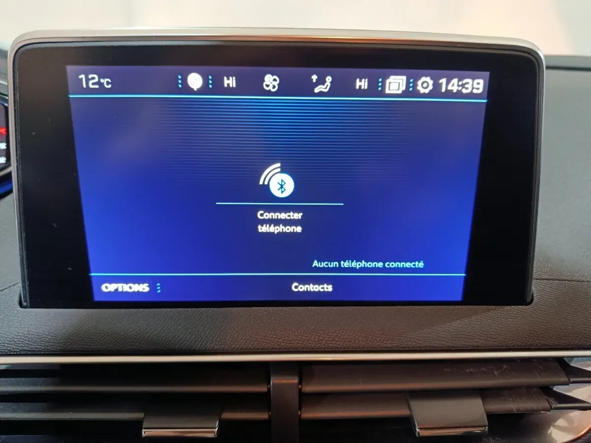 Écran tactile central bleu affichant la connexion Bluetooth dans l'habitacle gris du Peugeot 3008 2020.