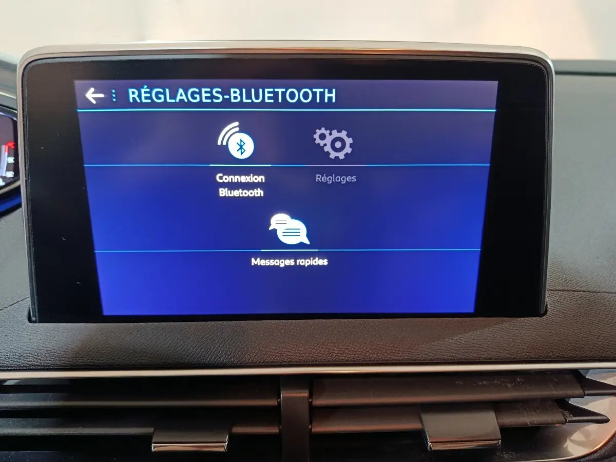 Écran tactile central affichant les réglages Bluetooth du Peugeot 3008 2020, vue frontale intérieure du tableau de bord.