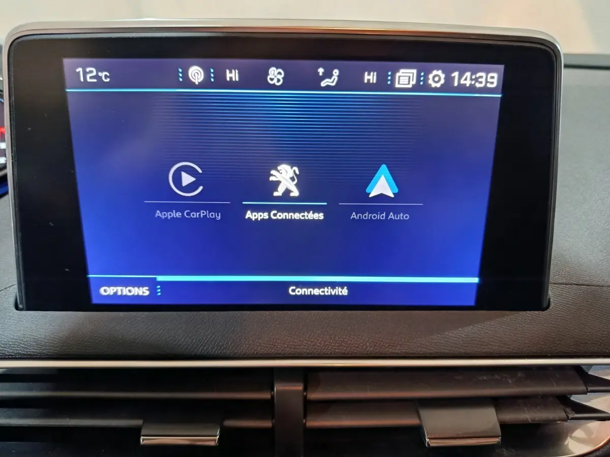Écran tactile central affichant Apple CarPlay et Android Auto dans le tableau de bord du Peugeot 3008 2020.