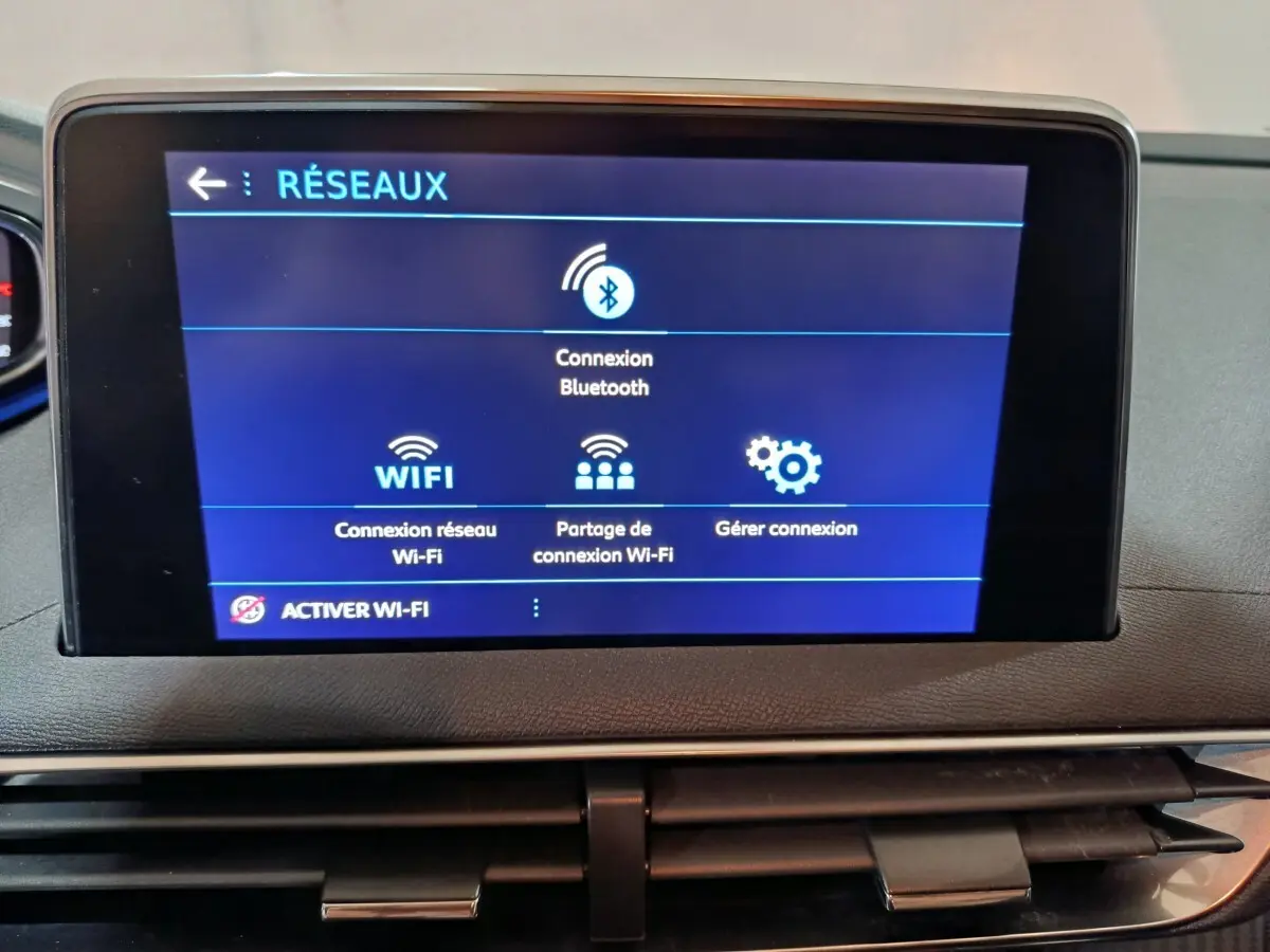 Écran tactile central affichant les options réseau Bluetooth et Wi-Fi du tableau de bord du Peugeot 3008 2020.