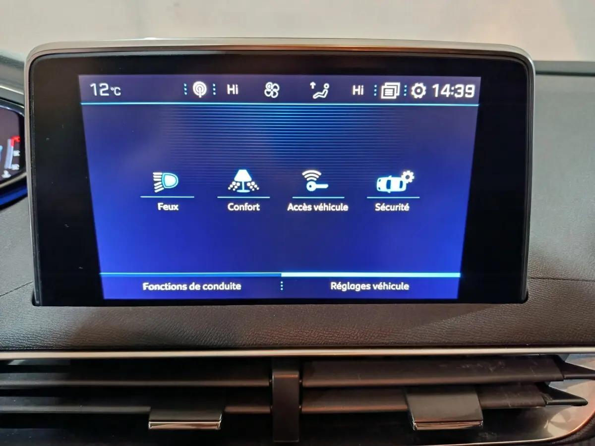 Écran tactile central affichant les réglages du véhicule dans l'habitacle d'un Peugeot 3008 2020, vue frontale rapprochée.