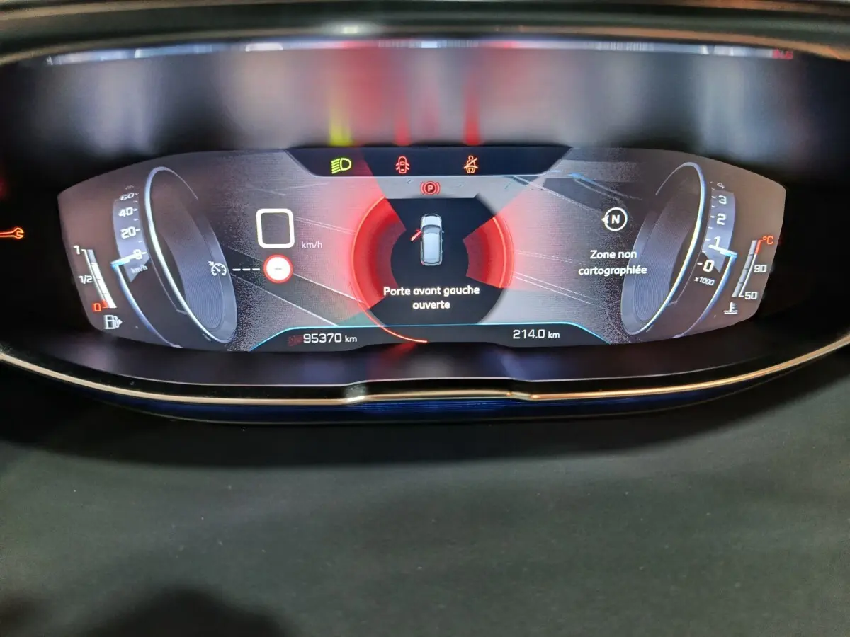 Affichage numérique du tableau de bord du Peugeot 3008 2020 montrant porte avant gauche ouverte et compteurs colorés.