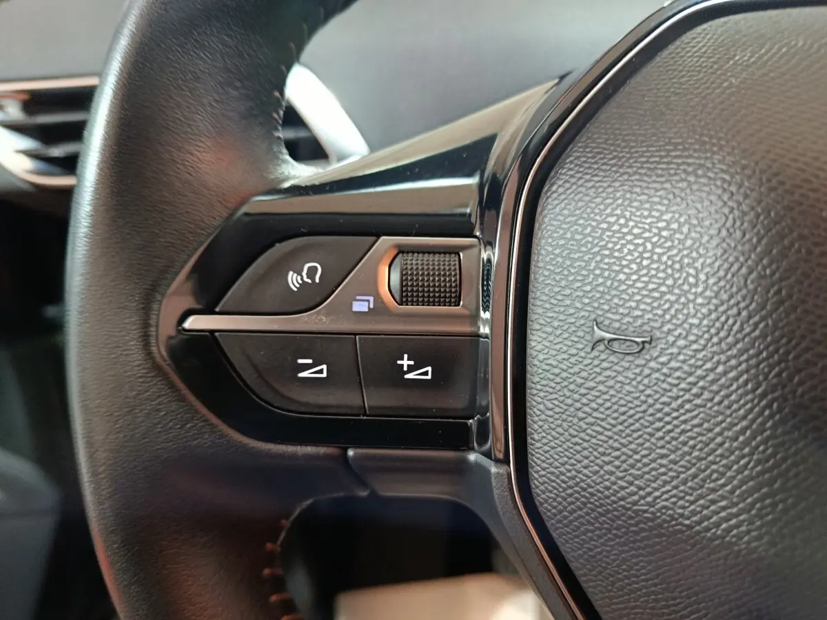 Gros plan sur les commandes gauche du volant cuir noir du Peugeot 3008 BlueHDi 130 S&S ACTIVE BUSINESS 2020.