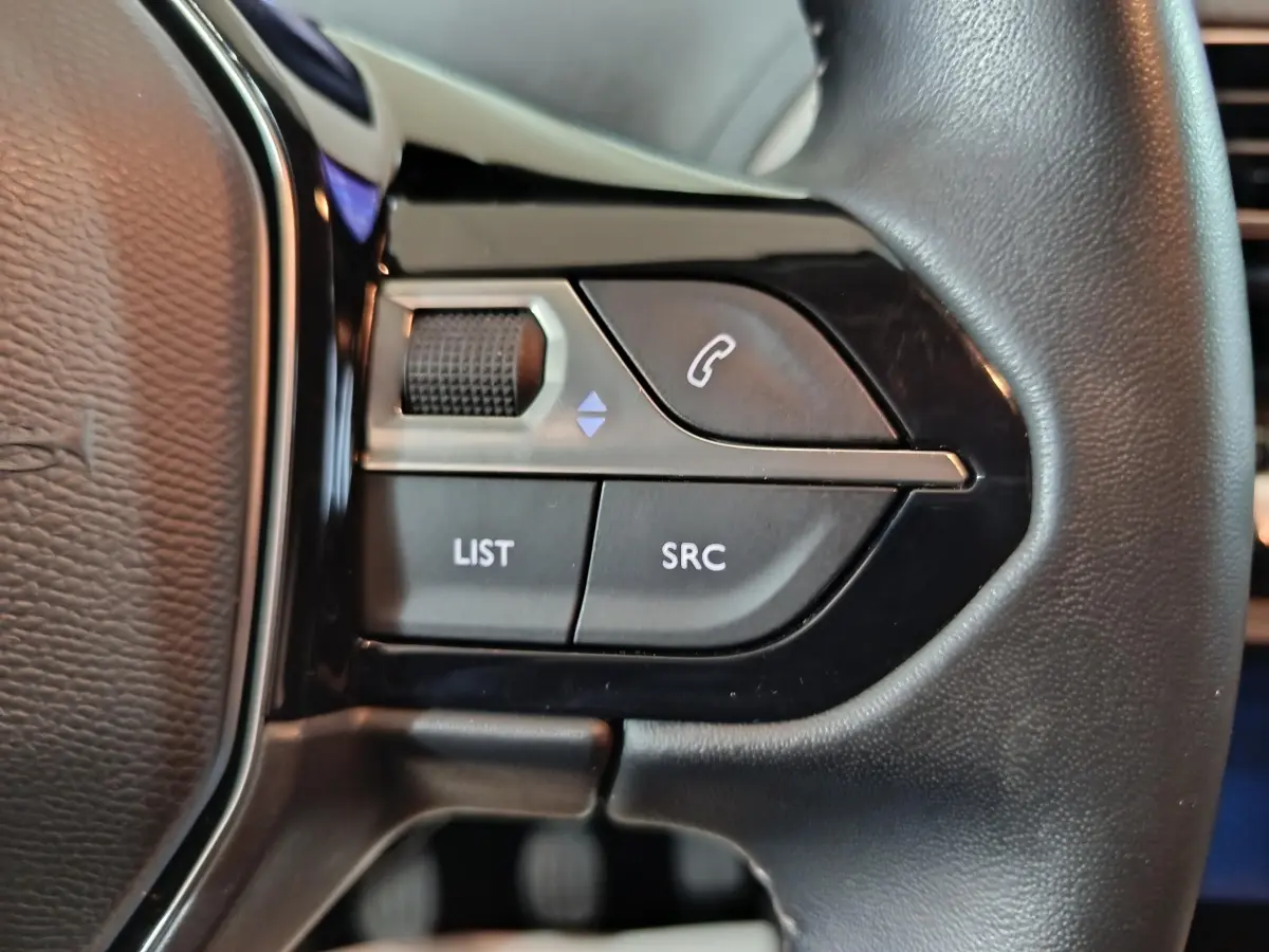 Gros plan sur les commandes gauche du volant cuir noir du Peugeot 3008 BlueHDi 130 S&S ACTIVE BUSINESS 2020.