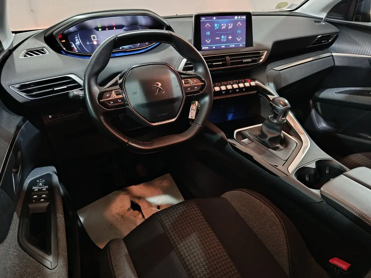 Vue intérieure côté conducteur du Peugeot 3008 2020 avec tableau de bord numérique et écran tactile central.