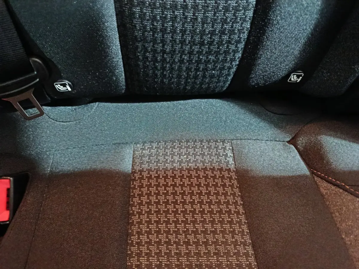 Gros plan sur la banquette arrière gris foncé à motifs du Peugeot 3008 2020, avec ceintures et fixation Isofix visibles.