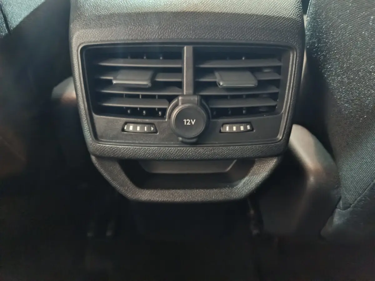 Gros plan sur la sortie d'air arrière noire avec prise 12V du Peugeot 3008 BlueHDi 130 S&S ACTIVE BUSINESS 2020.