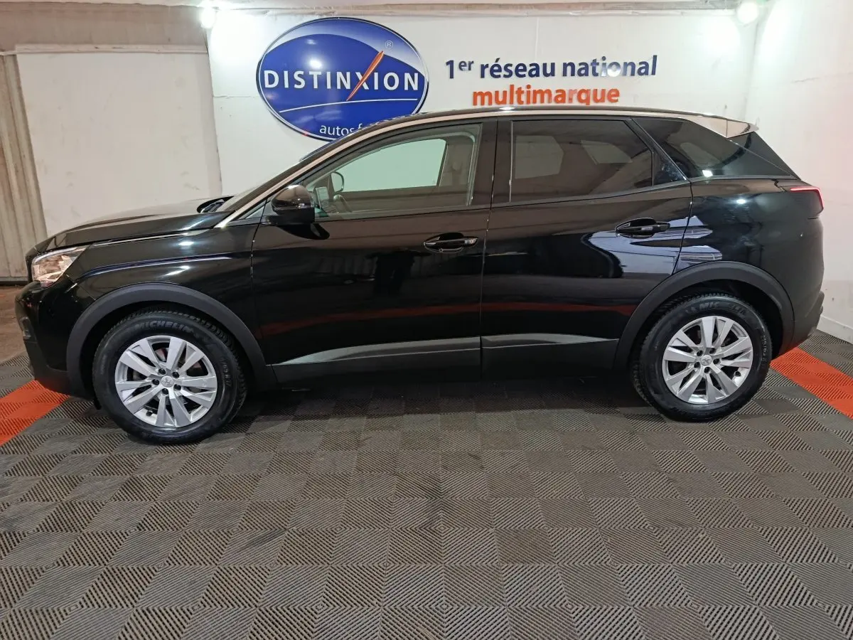 Peugeot 3008 BlueHDi 130 S&S ACTIVE BUSINESS noir, vue profil côté gauche, stationné en intérieur showroom Distinxion.