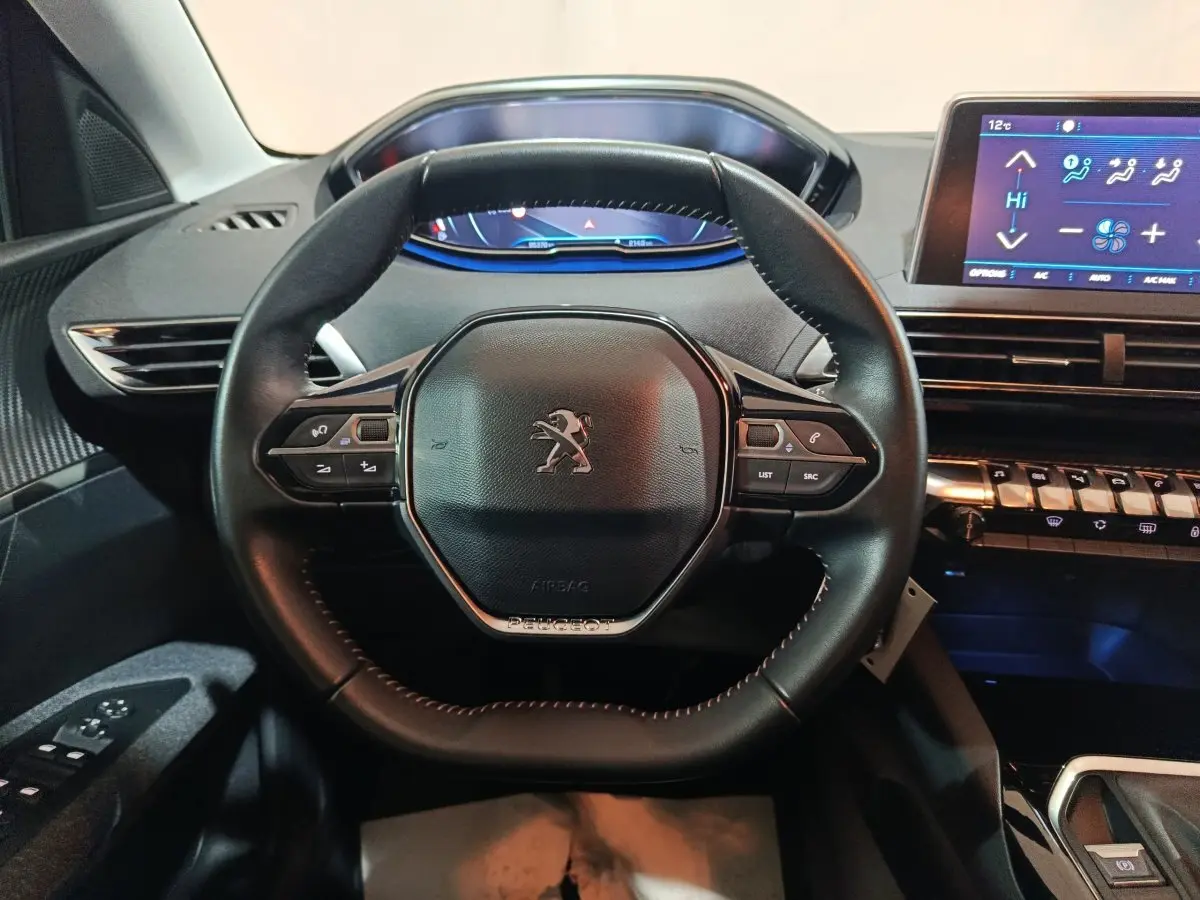 Vue intérieure frontale du volant cuir noir et du tableau de bord digital du Peugeot 3008 BlueHDi 130 S&S ACTIVE BUSINESS.