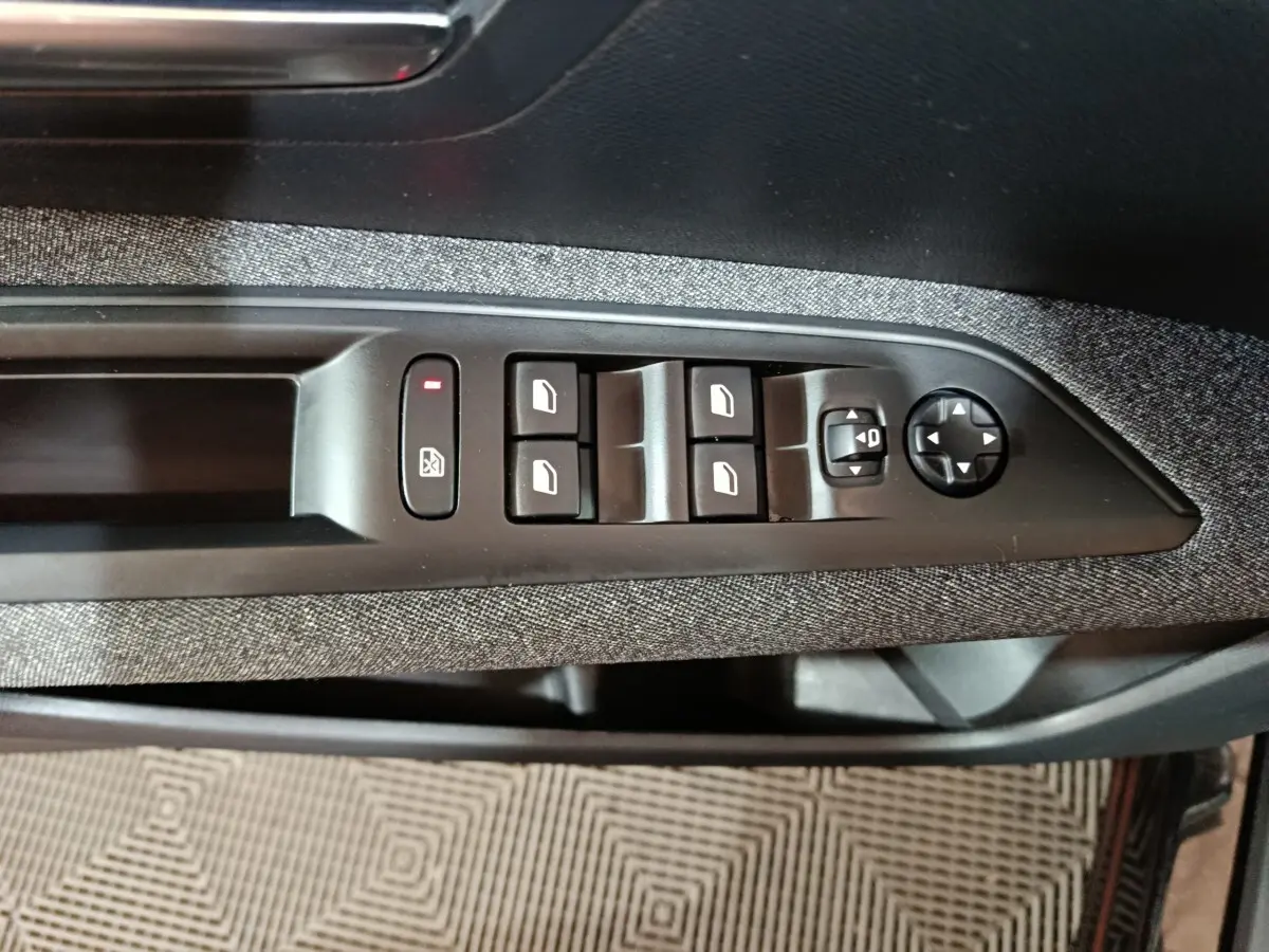 Commandes des vitres électriques et réglages des rétroviseurs sur la porte côté conducteur d’un Peugeot 3008 2020 finition Active Business.