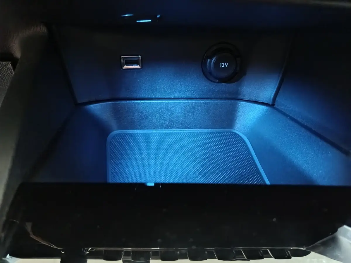 Rangement intérieur éclairé en bleu avec prise 12V et port USB dans le Peugeot 3008 2020 version Active Business.