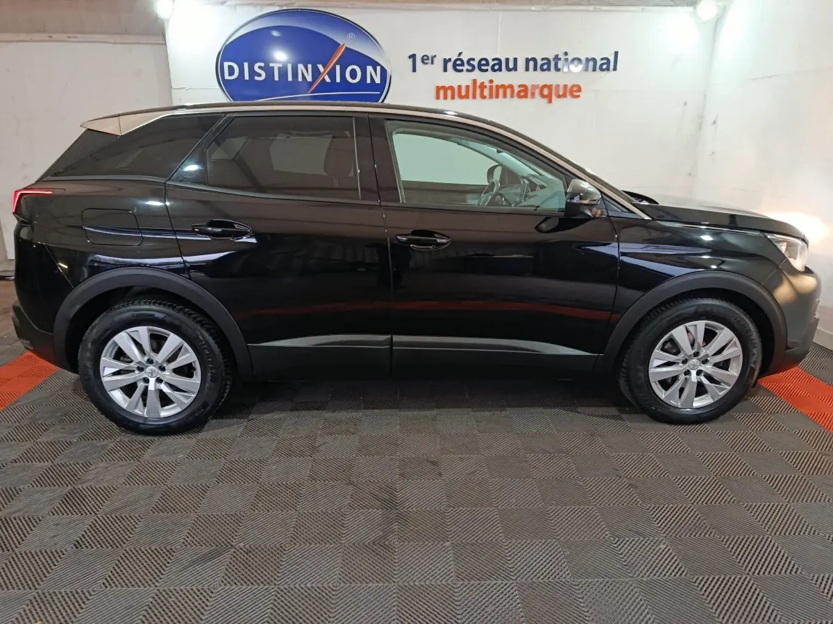 Profil côté gauche d'un Peugeot 3008 noir 2020 garé en intérieur avec jantes alliage et vitres teintées.