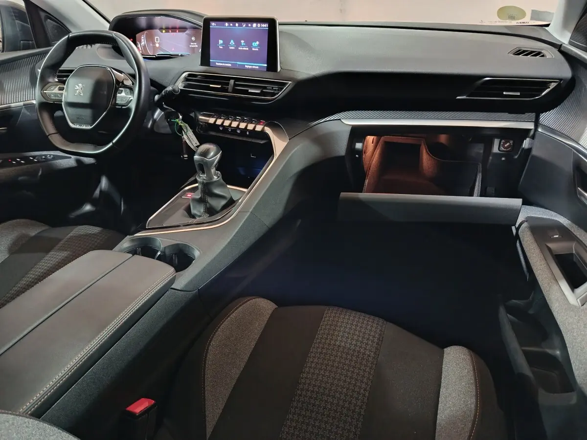 Intérieur noir du Peugeot 3008 2020, vue côté passager avec tableau de bord et boîte manuelle visible.