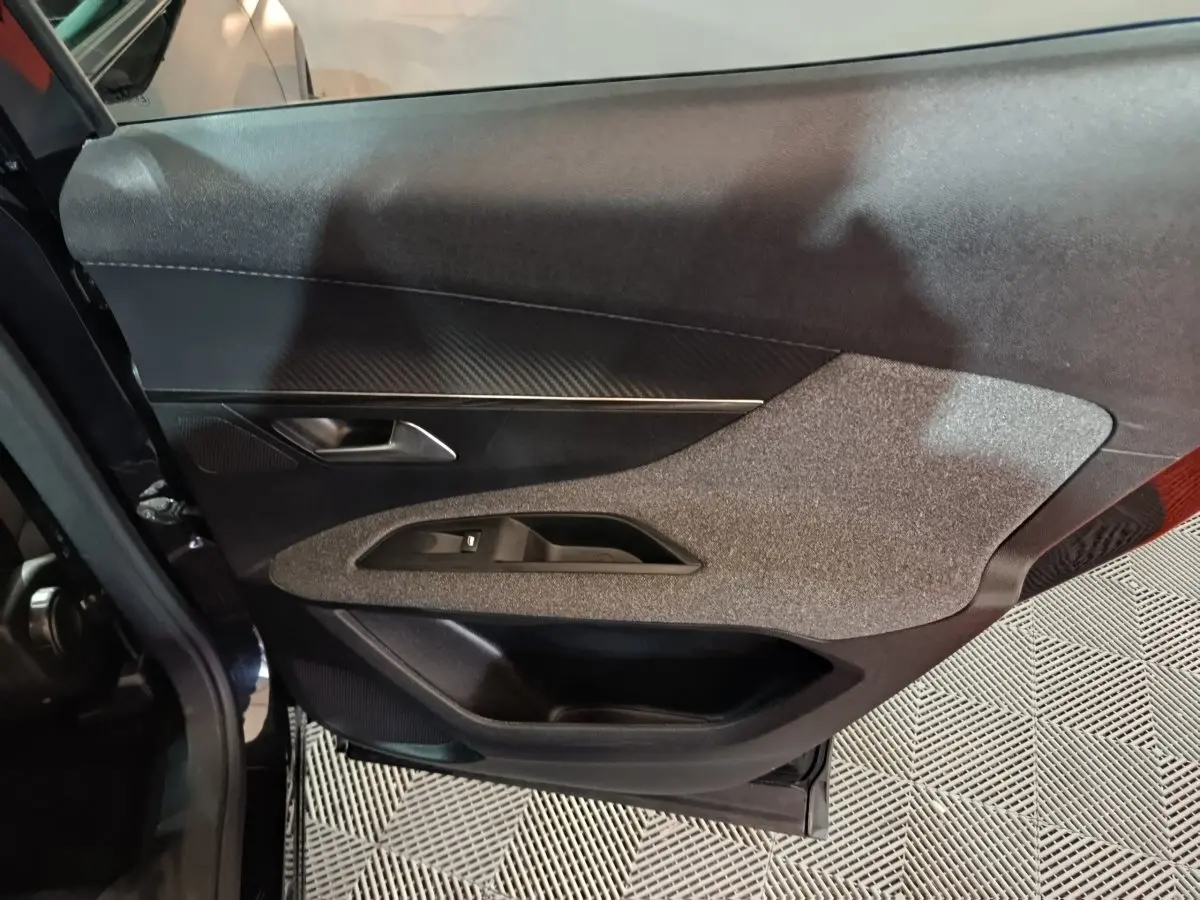Vue rapprochée de la porte avant gauche du Peugeot 3008 2020 avec garniture noire et grise texturée.