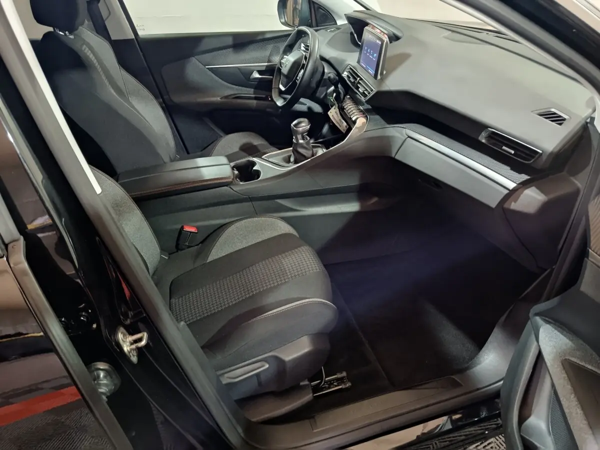 Vue intérieure côté conducteur du Peugeot 3008 2020 avec sièges noirs et tableau de bord moderne à écran tactile.