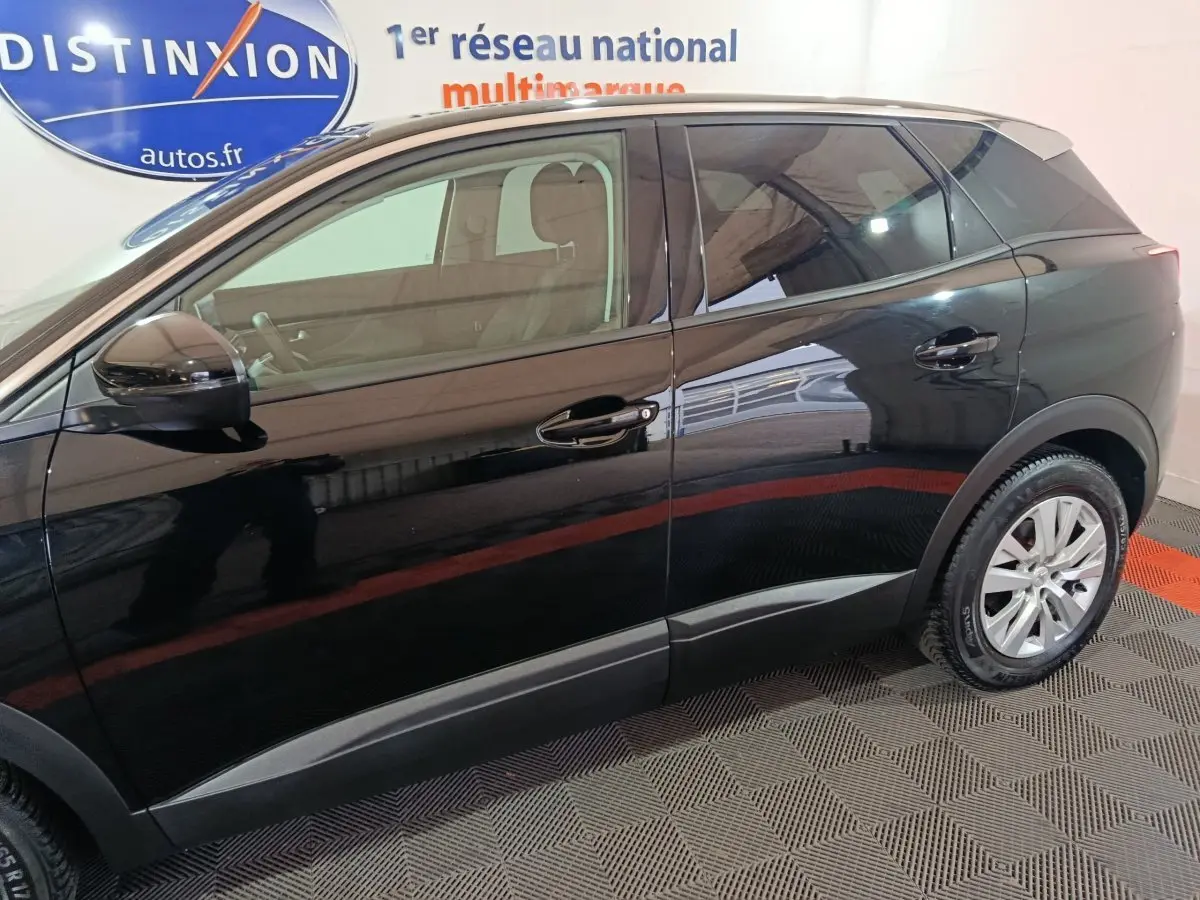 Profil côté gauche du Peugeot 3008 noir brillant, mettant en valeur ses lignes modernes et ses jantes alliage.