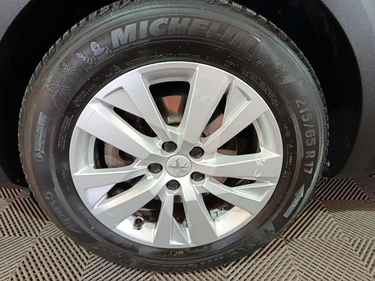 Gros plan sur la roue avant droite d'un Peugeot 3008 2020 avec jante argentée et pneu Michelin noir.