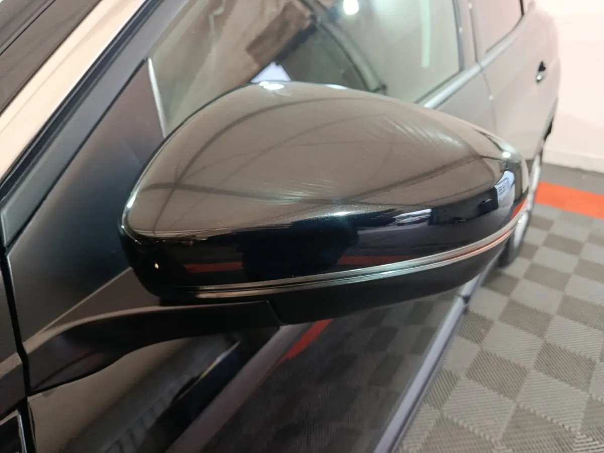 Rétroviseur côté gauche noir brillant avec clignotant intégré sur Peugeot 3008 Diesel 2020 vue rapprochée.
