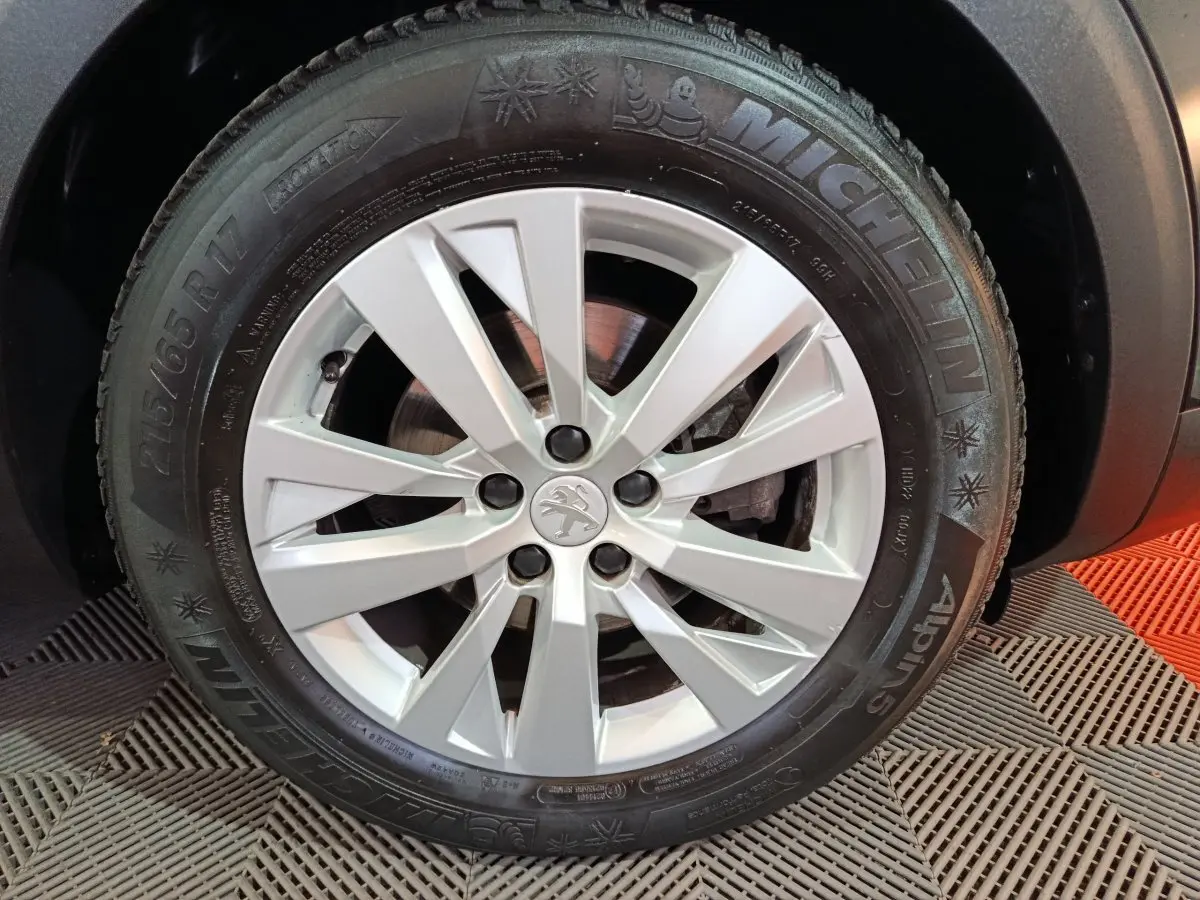 Gros plan sur la roue avant droite du Peugeot 3008 2020, avec jante argentée et pneu Michelin hiver.