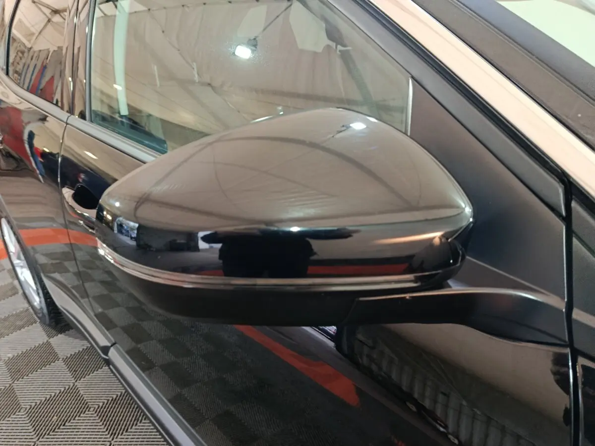 Rétroviseur côté gauche noir brillant du Peugeot 3008 2020 BlueHDi, vue rapprochée sur la portière et la carrosserie.