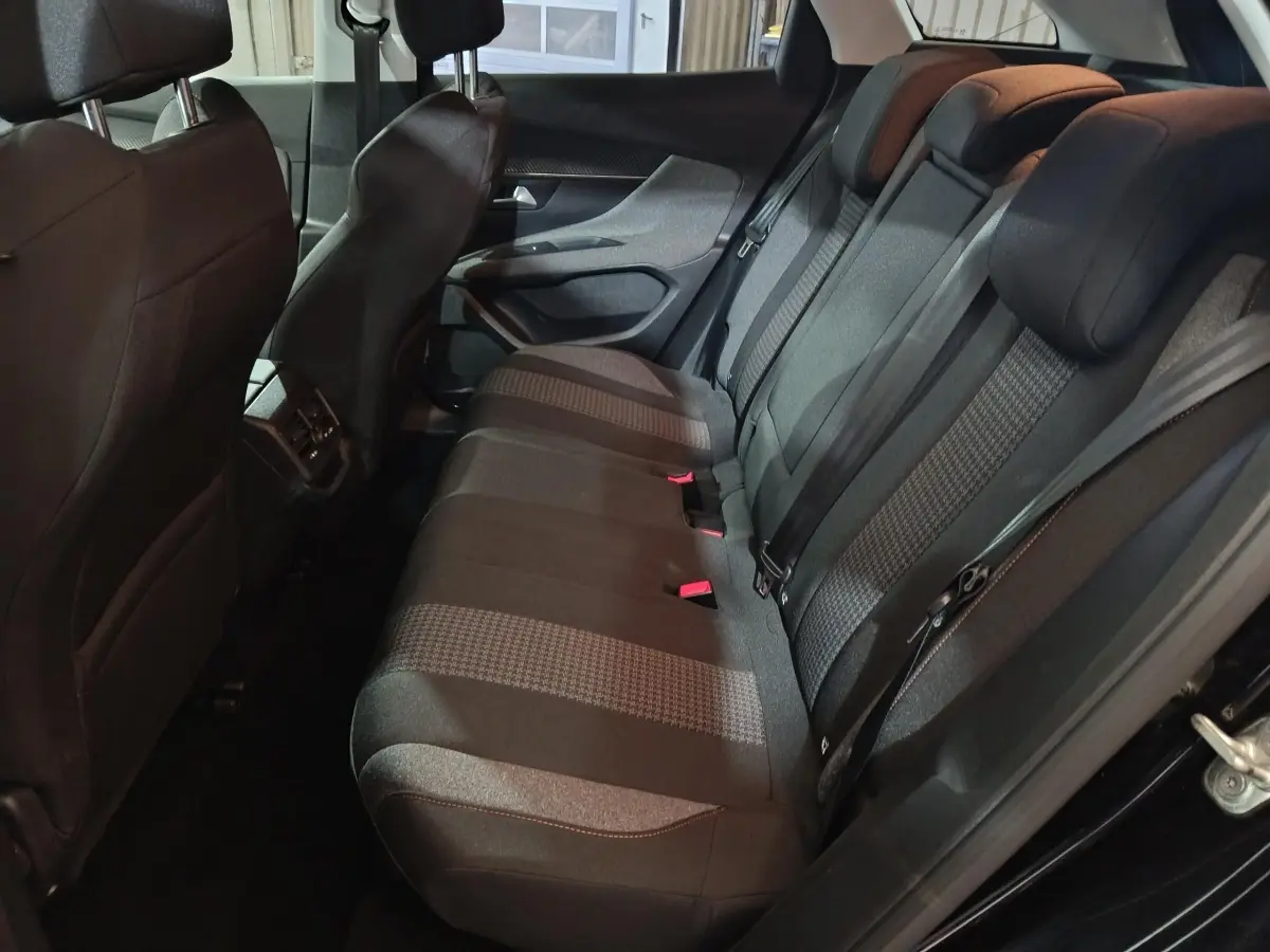 Vue intérieure côté droit des sièges arrière en tissu gris foncé du Peugeot 3008 BlueHDi 130 S&S ACTIVE BUSINESS 2020.