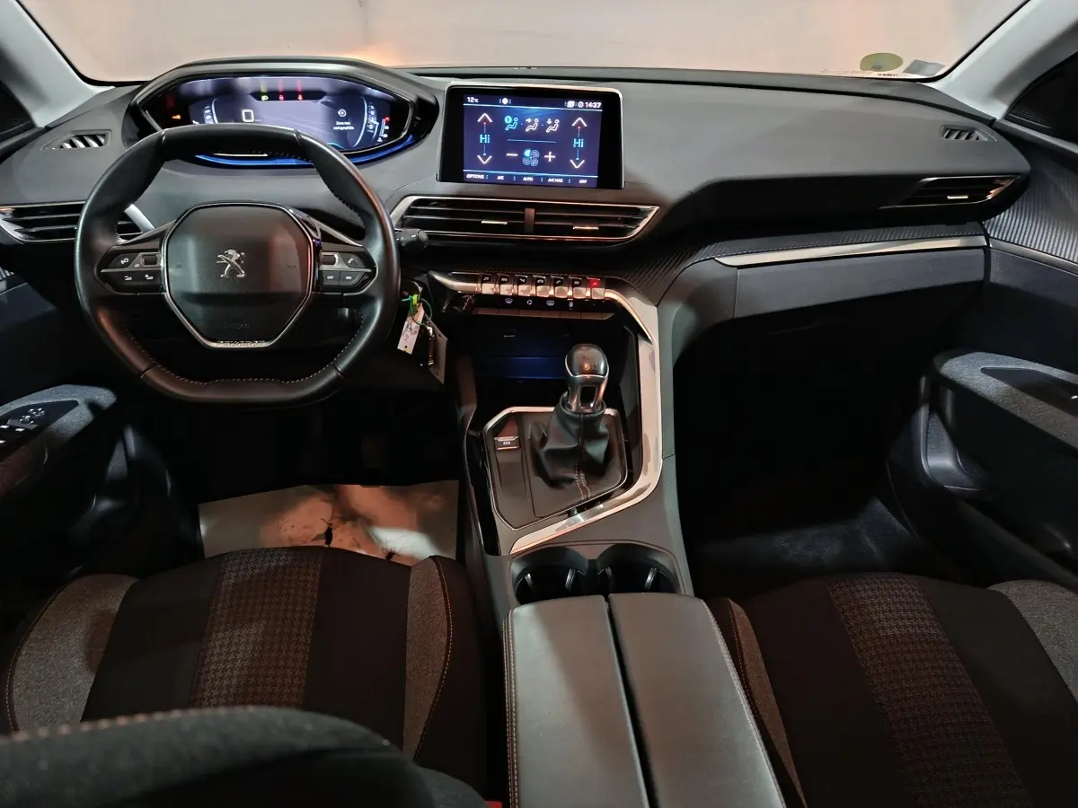 Intérieur Peugeot 3008 2020 vue avant du poste de conduite avec volant cuir, écran tactile et boîte manuelle.