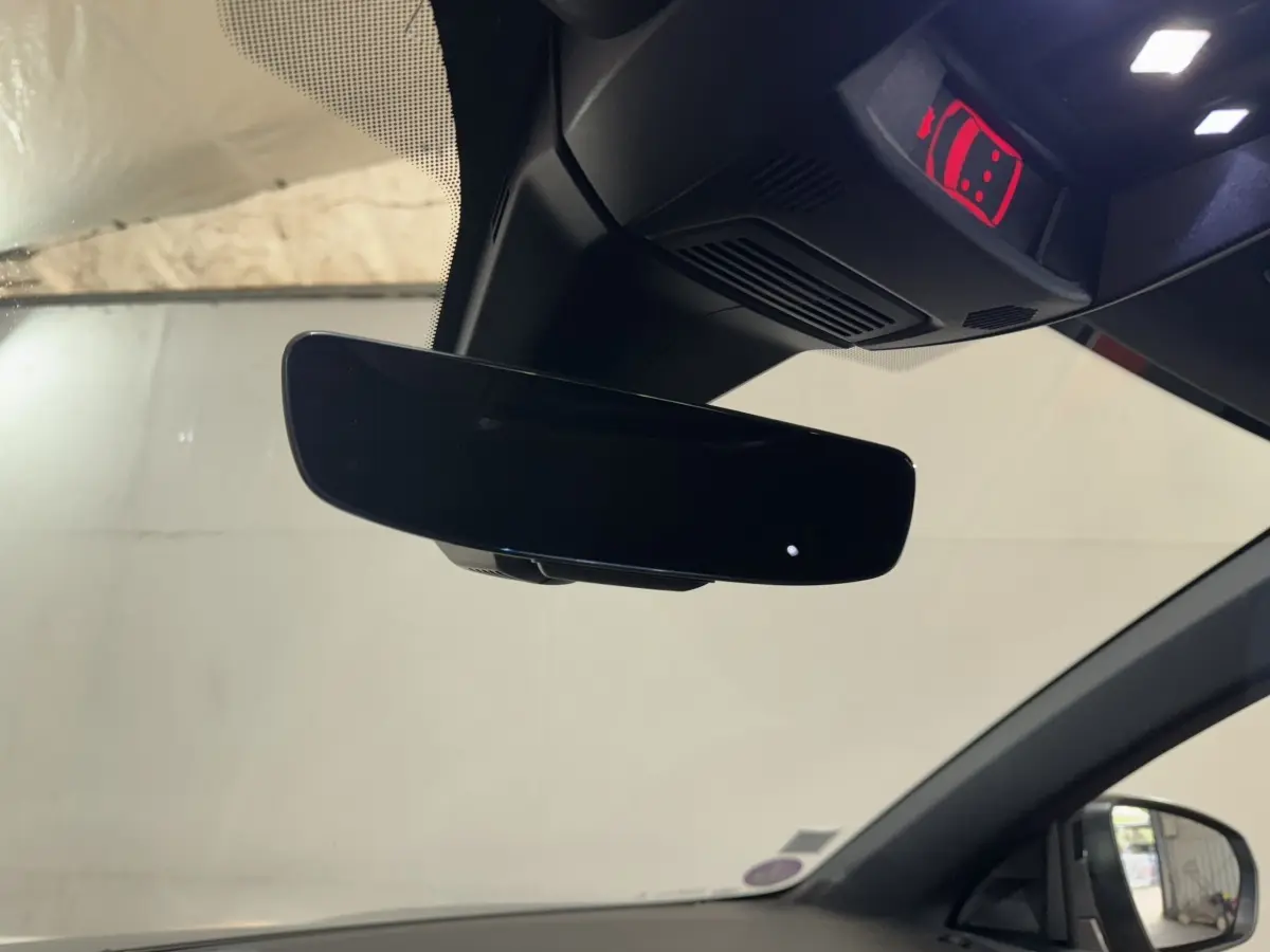 Rétroviseur intérieur noir du DS7 Crossback E-TENSE 225 Bastille+ vu de l’habitacle côté conducteur.