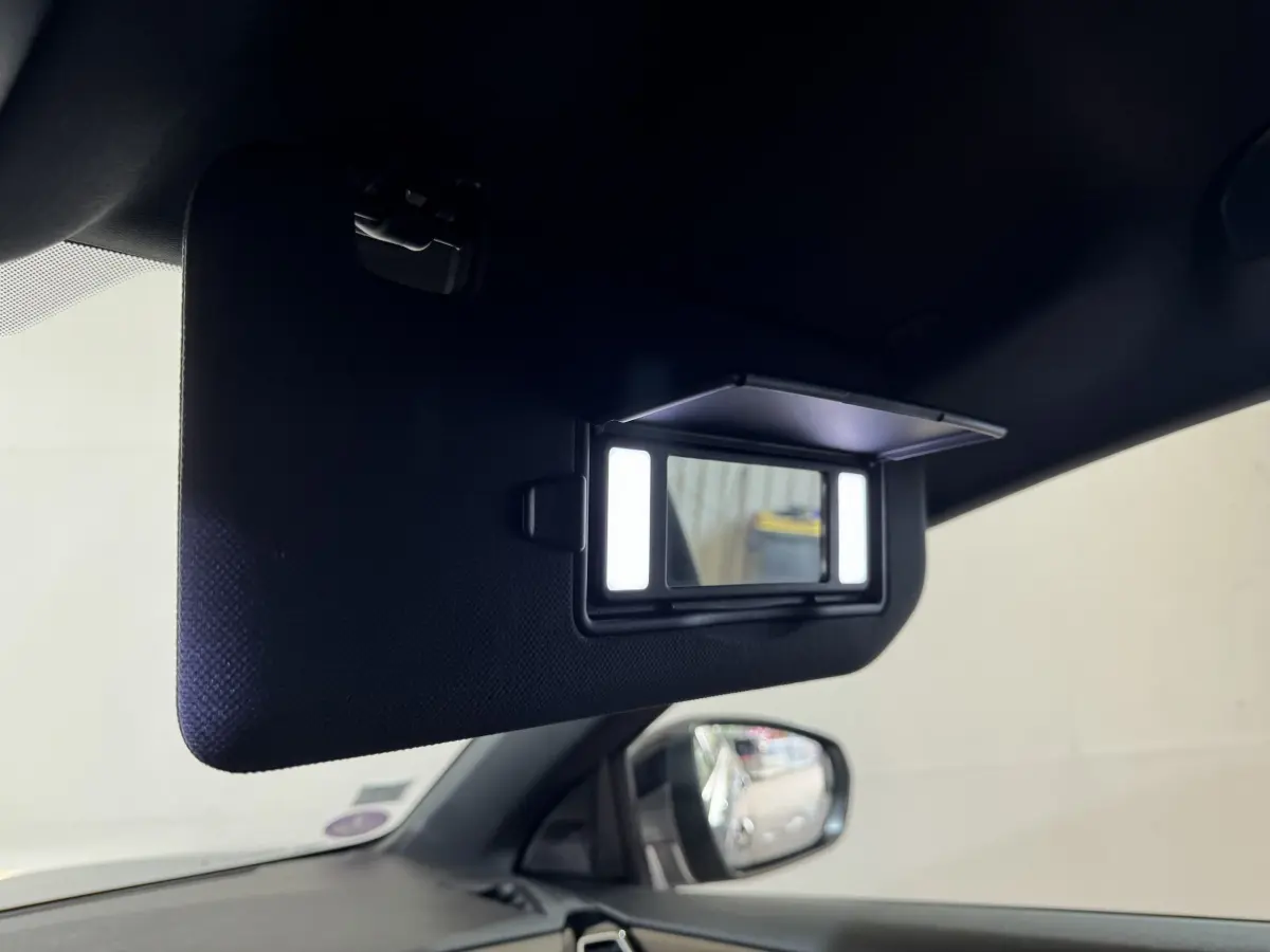 Miroir de courtoisie éclairé sur pare-soleil côté conducteur dans l’habitacle du DS7 Crossback gris foncé.