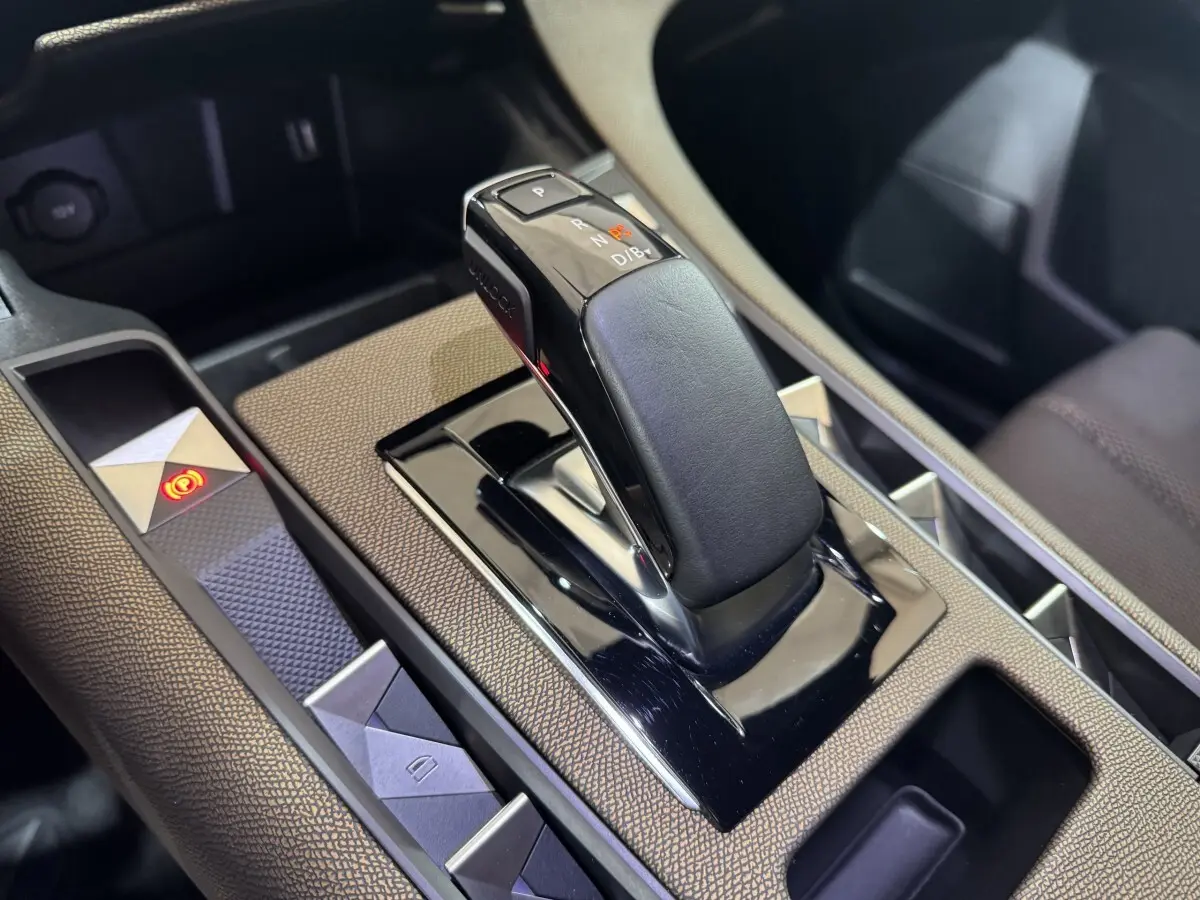 Gros plan sur la commande de boîte automatique noire et console beige du DS7 Crossback E-TENSE 225 Bastille+ 2021.