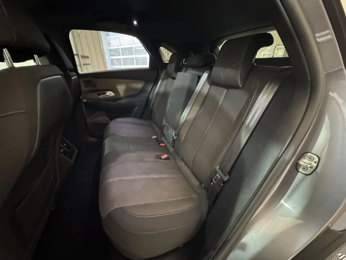 Vue intérieure côté droit sur la banquette arrière grise foncée du DS7 Crossback E-TENSE 225 Bastille+ 2021.