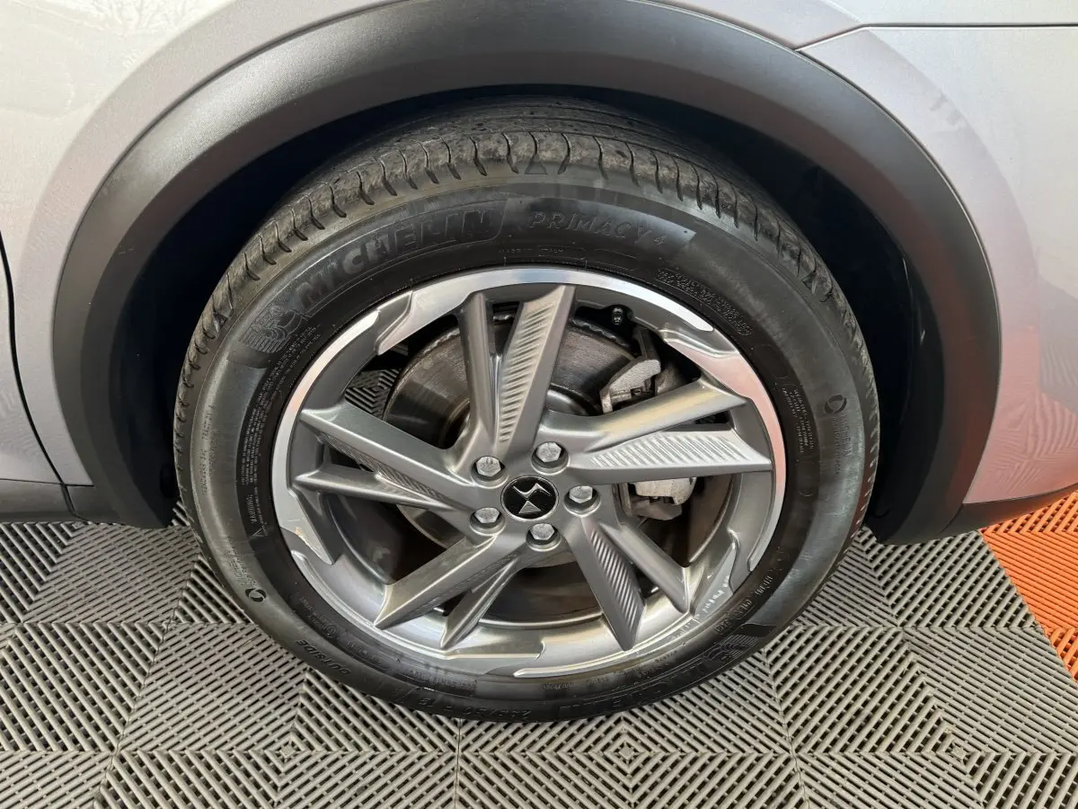 Gros plan sur la roue avant droite gris foncé du DS7 Crossback E-TENSE 225 Bastille+ avec jante alliage distinctive.