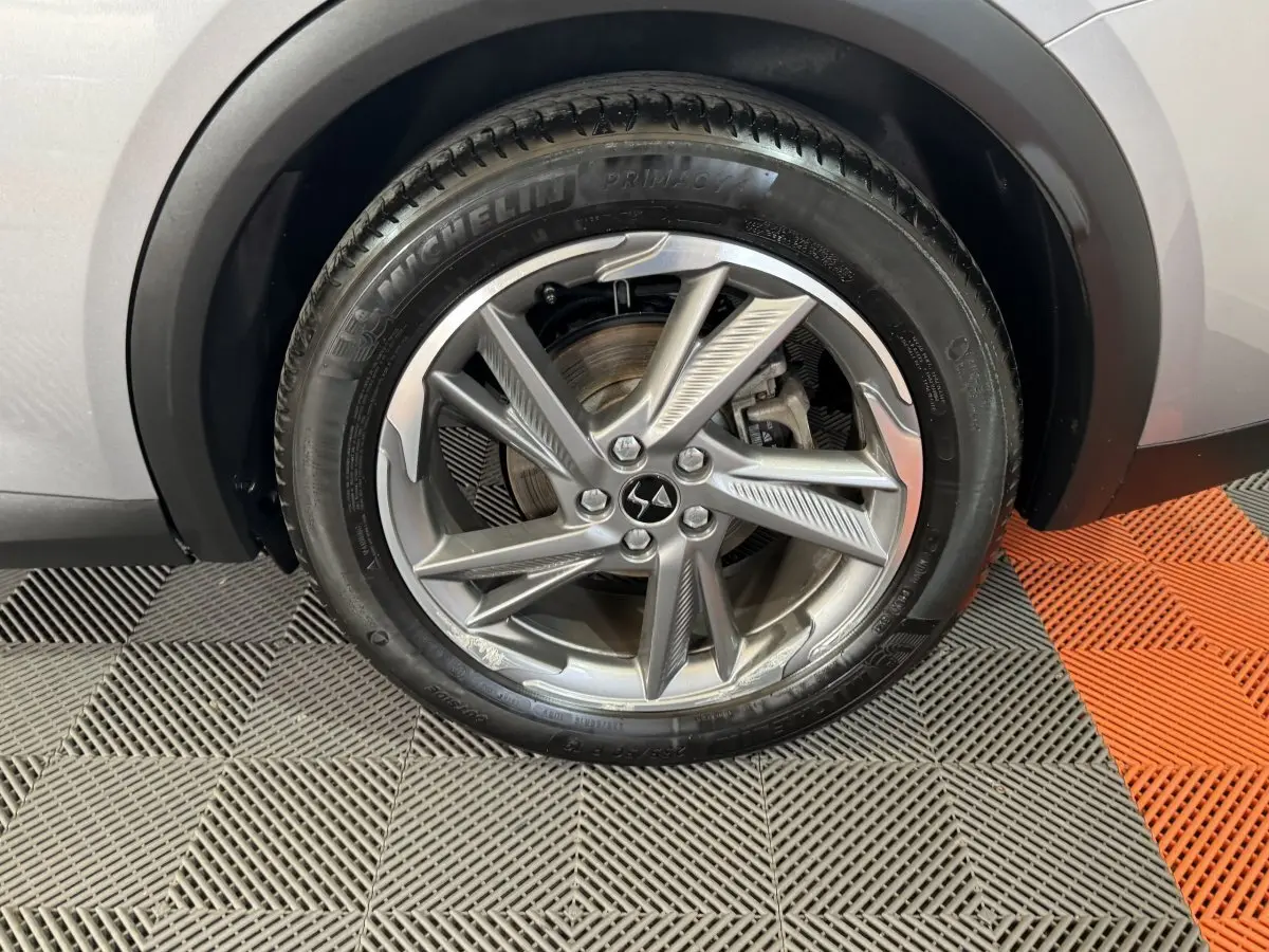 Gros plan sur la roue avant droite gris foncé du DS7 Crossback E-TENSE 225 Bastille+ avec jante alliage distinctive.