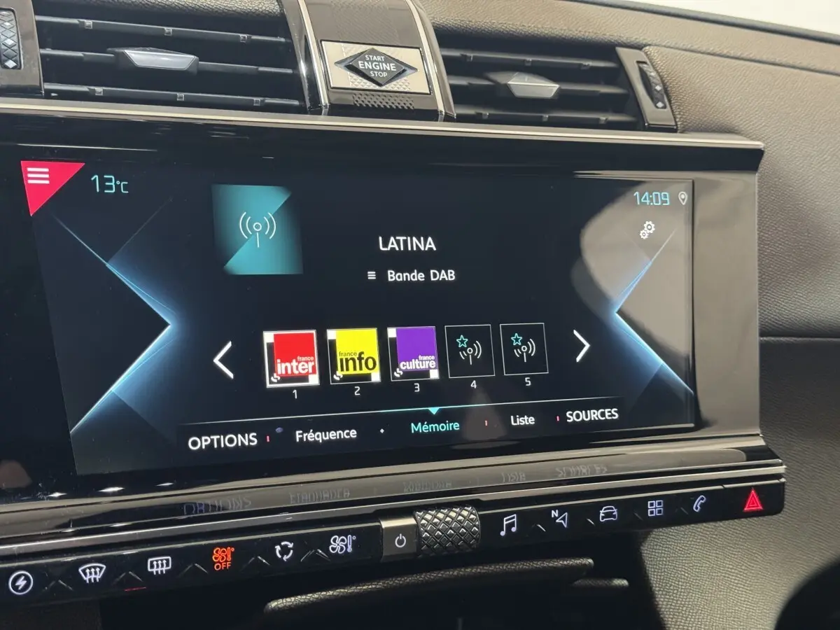 Gros plan sur l’écran tactile central du DS7 Crossback gris foncé, affichant la radio DAB et les commandes multimédia.