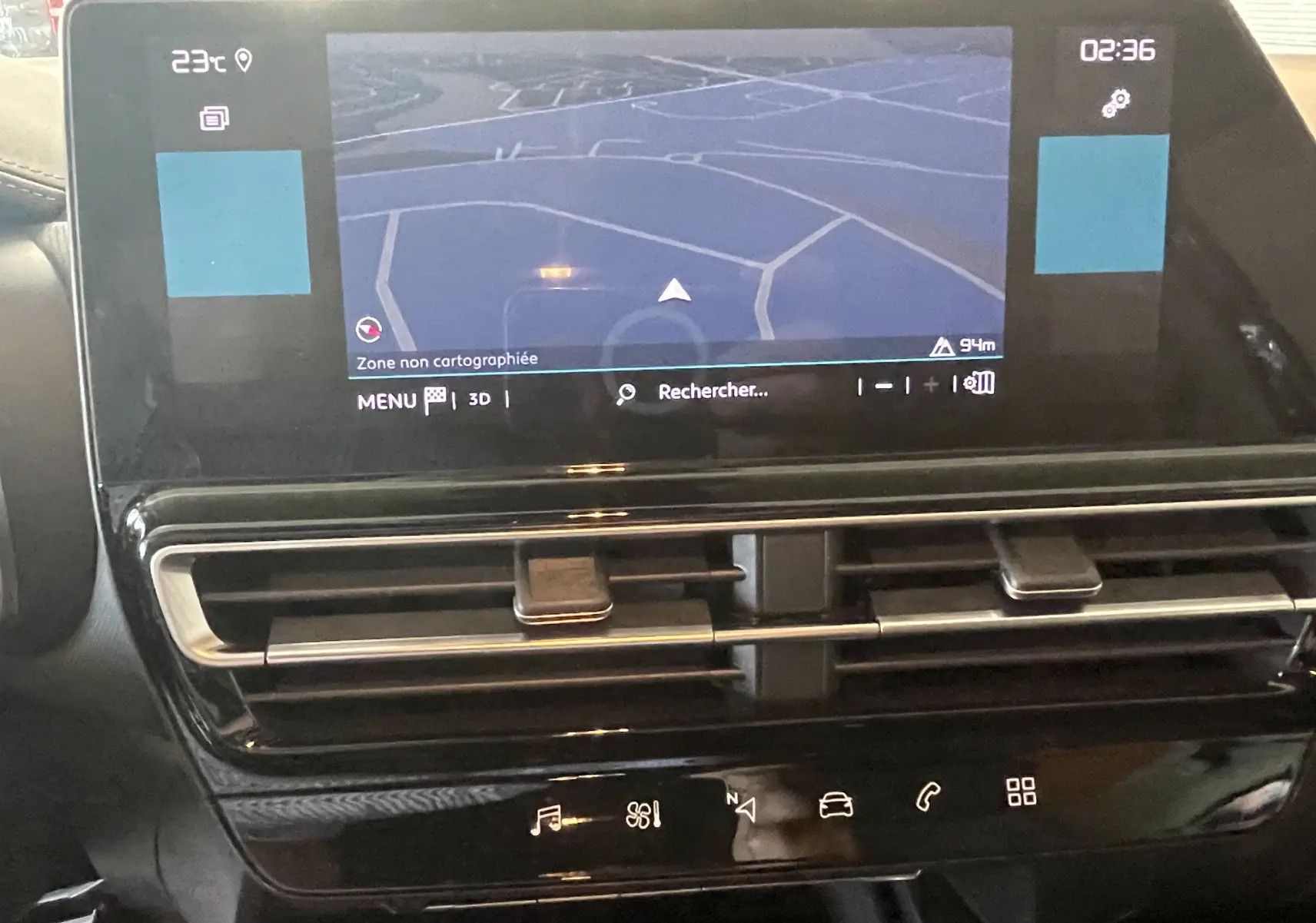 Écran tactile central avec navigation affichée dans l’habitacle noir du Citroën C5 Aircross hybride 2025.