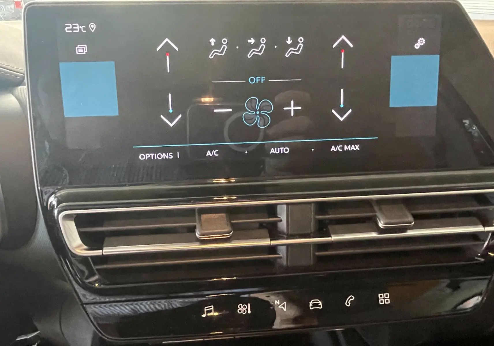 Écran tactile central du tableau de bord du Citroën C5 Aircross hybride 2025, affichant les commandes de climatisation.