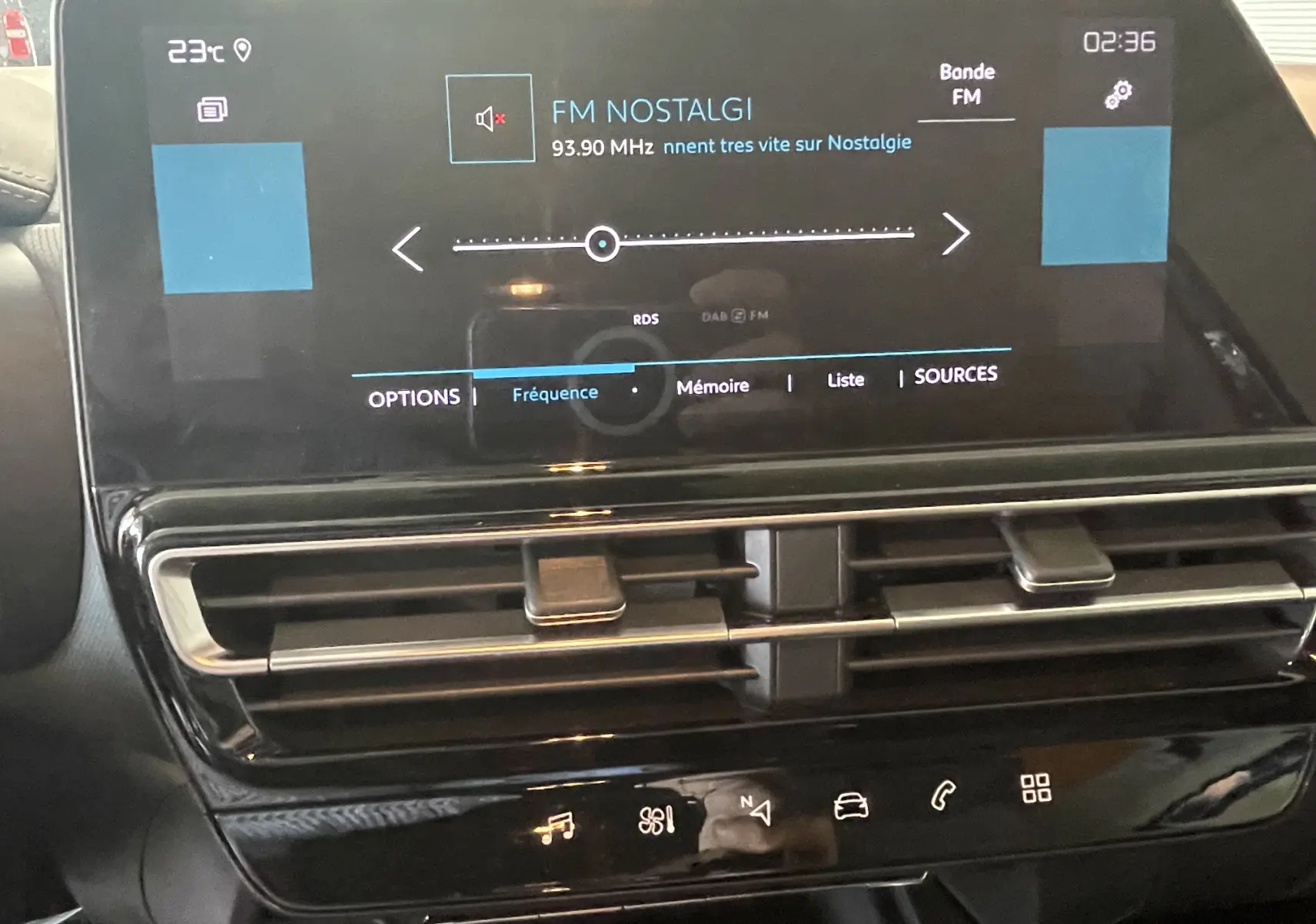 Écran tactile central du tableau de bord du Citroën C5 Aircross hybride 2025, affichant la radio FM sur fond noir.